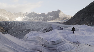 Los suizos están cubriendo sus glaciares con enormes sábanas blancas para evitar que se derritan<em></em><em></em>